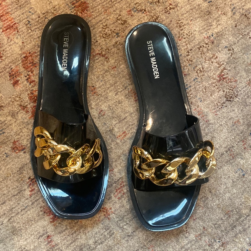 Black Steve Madden sandal with gold chain detail
